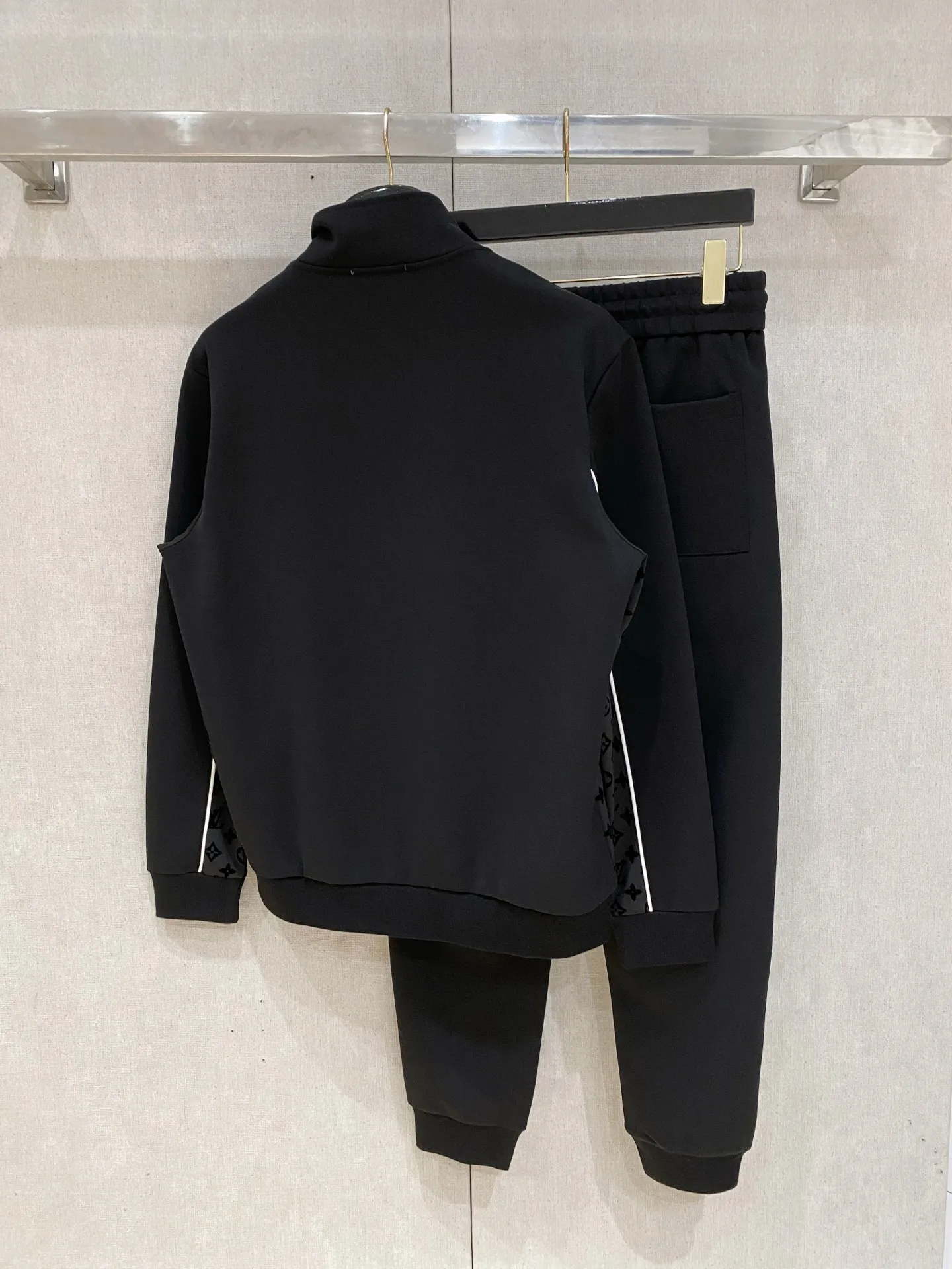 🅿️720 LV hot-selling suit is coming. Focus on the original version of the official website. 2025 new hot-selling cardigan suit. The original order is the best. 🇭🇰The meticulous work of top designers. It has a fitting and perfect upper body effect. All-natural high-quality Tencel Roman cotton 100%, close-fitting comfort, noble and elegant! Original hardware embodies elegance and nobility! Counter size: M-3XL (maximum wear up to 190 pounds)
